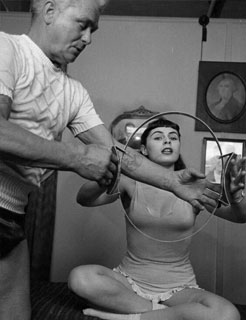 Joseph Pilates – Magic circle – anneau de résistance Joseph Pilates et le Magic circle - Cours Pilates - Anneau de résistance